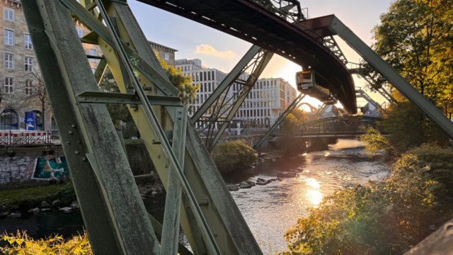 Schwebebahn im Herbst